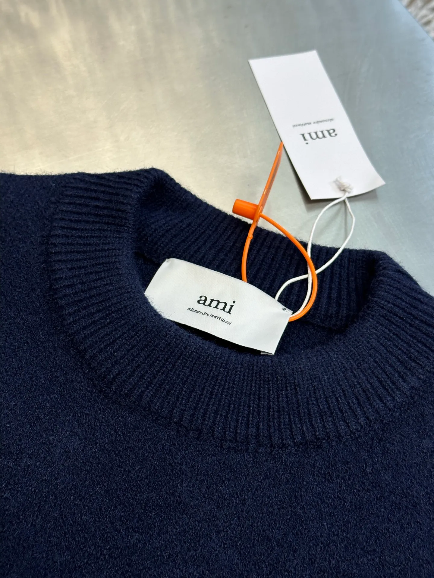 Ami Paris love jacquard crew neck sweater is made of custom-woven and dyed luxurious merino wool. A contrasting love heart appears on the chest, making it highly recognizable. The elegance and spontaneity of French fashion are the ultimate simplification of color. It is made of jacquard tissue imported from Germany, and the arrangement and interweaving of yarns are precisely controlled. The Ami love jacquard artistic pattern is carefully interwoven on the loom, making the fabric more vivid and three-dimensional. The garment washing water is softened and deodorized using professional washing equipment and specific detergents to deeply clean and deodorize the clothes, improving the feel and appearance of the clothes size: s m l xl